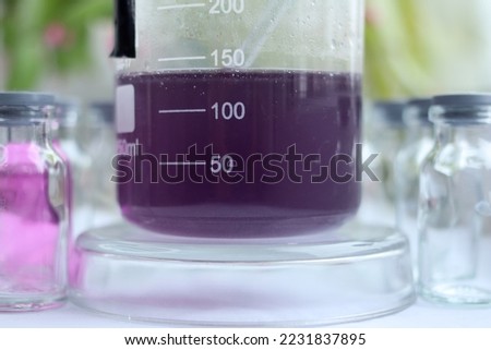 An acidic solution of oxalic acid has dark purple color because indicator dye of Congo red colored in a beaker.