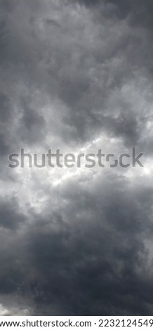 picture of sky with clouds preceding a storm 