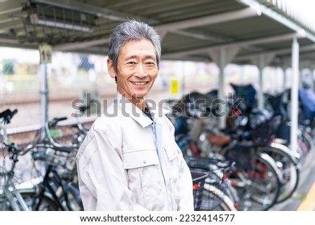 Senior man of the administrator who stands at the bicycle parking lot