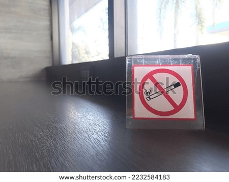 No smoking signs are placed on the tables to demarcate non-smoking areas.