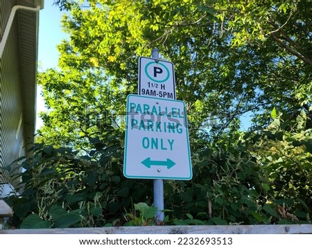 A sign indicating the time and limit of a parallel parking area.