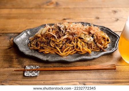 Fried noodles with sauce and beer
