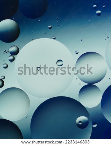 Photo macro of water droplets in oil with a blue background