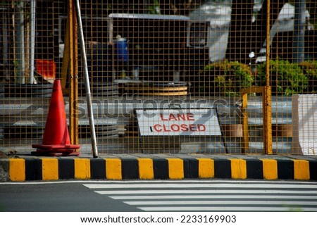 Lane closed signage by the roadside 