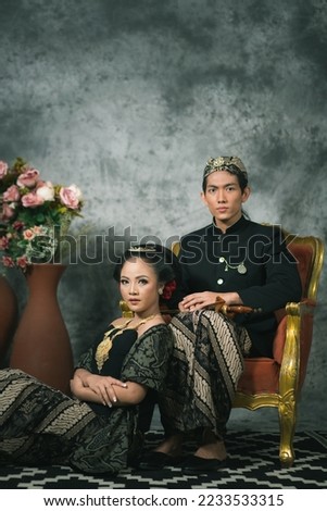 Indonesian bridal couple wearing traditional Indonesian wedding dresses.