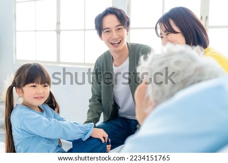 A family visiting an elderly inpatient.
