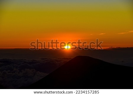 mauna kea sunset over clouds