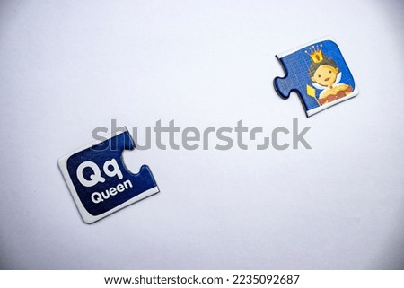 Puzzle flashcard with queen image and queen text placed separately to the left and right of the white background