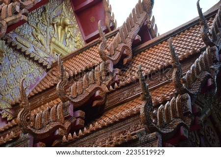 Wat Si Ubon Rattanaram, formerly known as Wat Si Thong, is a royal monastery of the third class, ordinary type, under the Dhammayutika Sect. It is enshrined a priceless Buddha image, the Emerald Buddh