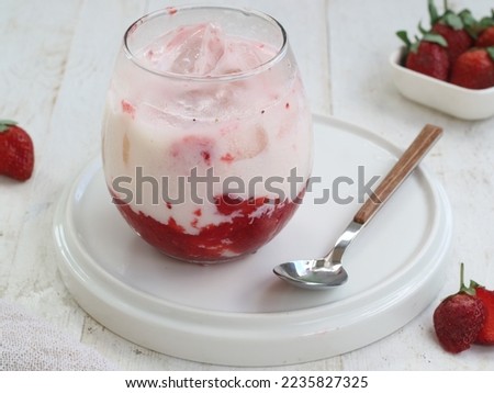 Homemade Korean strawberry milk is made with fresh chunks of strawberries and milk. susu campur stroberi 