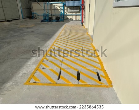 The yellow color painting on the cover of the u-drain and the ramp of the lift door for a sign marking the laborers pushing the cart, be careful of this point.