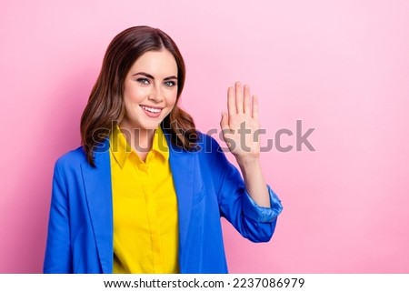 Photo of young attractive hr manager businesswoman wear blue jacket raise palm five number quick math amount isolated on pastel pink color background