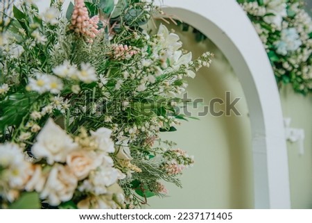 Beautiful flowers are used to decorate engagement parties. 