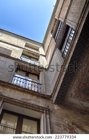 common old grungy facade in barcelona