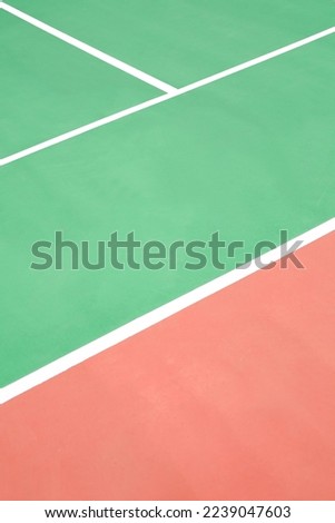 A tennis court photo with a minimalist image display