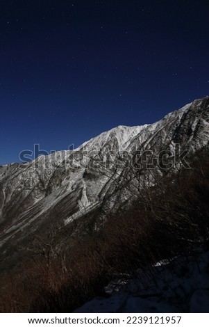 Snow and starry sky piled up on the precipice in early winter