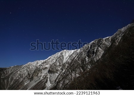 Snow and starry sky piled up on the precipice in early winter