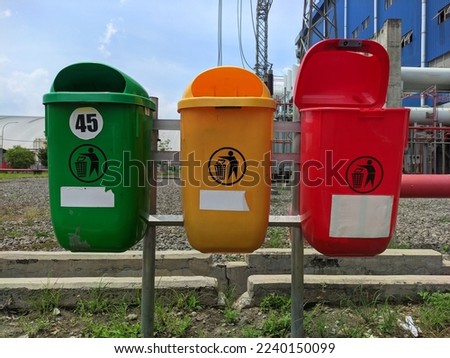 Three trash cans with different colors distinguish the type of waste, in the form of organic, non-organic, and metal (B3) waste that is accommodated.