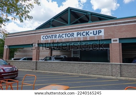 Entrance to a big box home supply store that has a sign that says says contractor pick-up