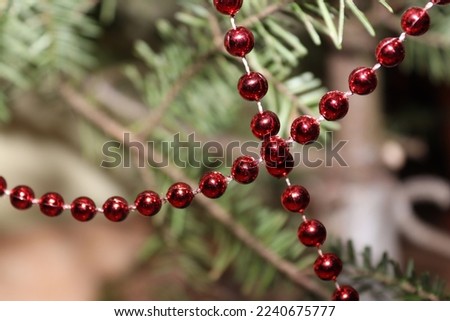 Christmas decorations found in a natural tree, offering colour and a special visual impact
