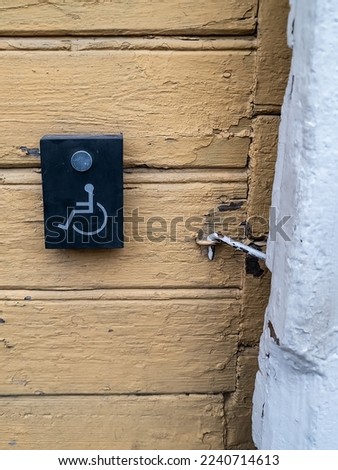 Sign indicating a call to help a disabled wheelchair user.
