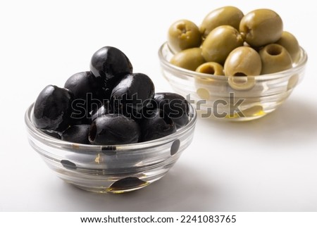 image of green and black olives