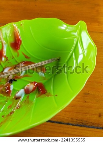 The photo of the leaf-shaped plate has been used up, the sauce and pen sticks are left