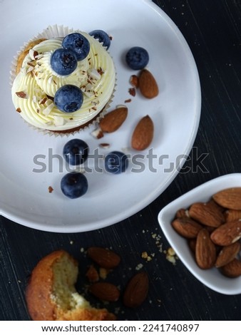 Vanilla cupcake with blueberry and almond