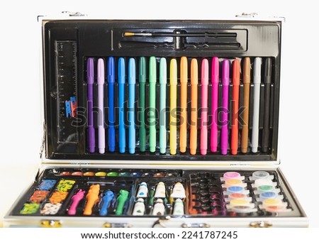 children's drawing pencils, a set for children's creativity.
felt-tip pens, paints cheerful leisure for a child