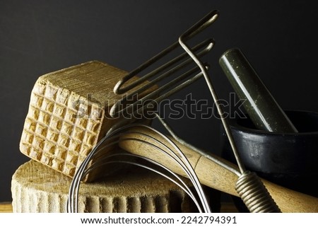 METAL MASHER AND WOODEN MEAT MALLET