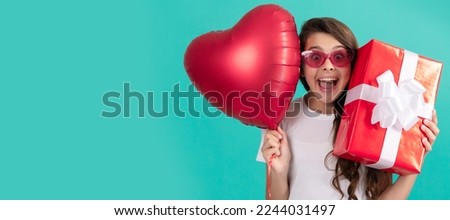 fashionable teen girl in sunglasses hold giftbox and heart balloon. love gift. surprised kid. Teenager girl with birthday gift, horizontal poster. Banner header with copy space.