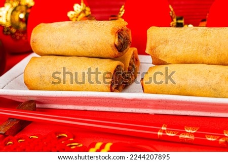 Spring rolls are eaten on Chinese New Year's Day. Spring rolls are a Chinese snack.Chinese is "happy to" "good luck", the Chinese spring rolls