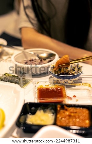 Eating seafood by dipping a soy sauce