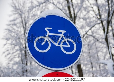 Road sign bicycle path, it is sprinkled with white snow.