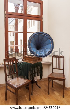 room with the gramophone