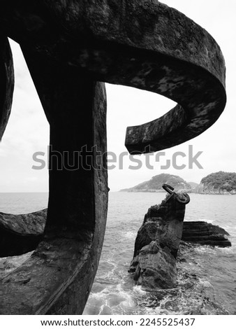 street black and white photography sea sculptures detail