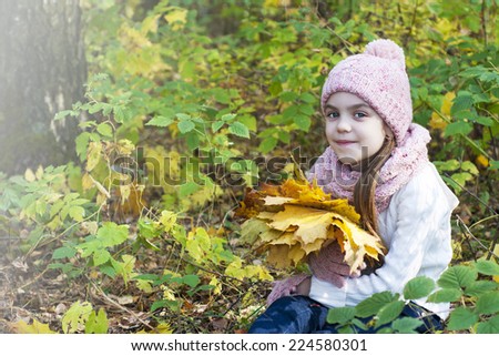 Portrait of  beautiful  girl in autumn park