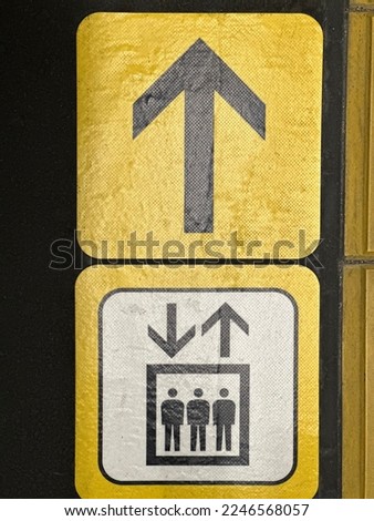 floor sign on train platform to elevator