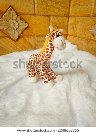 a giraffe-shaped doll that is small in size but looks cute. It usually becomes a child's toy or it can also be a decoration of a bouquet of dolls.