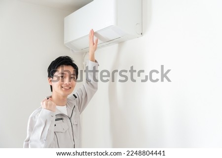 Repairer to check the air conditioner