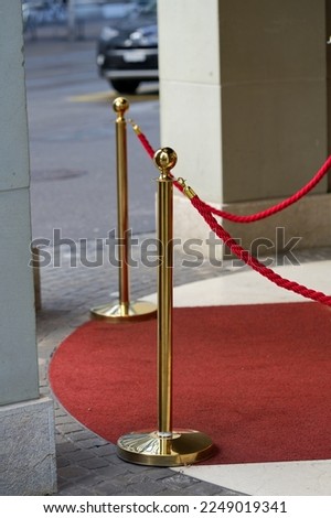 Red carpet with golden poles and red cordons at entrance of luxury shop at famous shopping mile Bahnhofstrasse at City of Zürich on a winter day. Photo taken January 13th, 2023, Zurich, Switzerland.