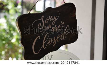 Sign on the cafe door that the cafe is closed