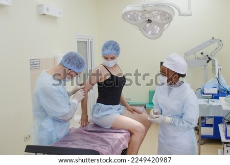the doctor in the clinic to examine the elbow joint of the patient