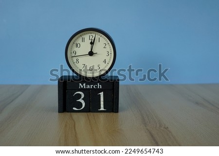 alarm clock with calendar cube date 31 March