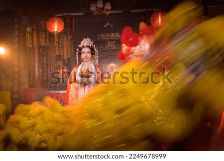 Chinese woman with yellow and red dragon It is considered to enhance the prosperity for oneself on the occasion of the Chinese New Year festival every year and in Chinese it means prosperous