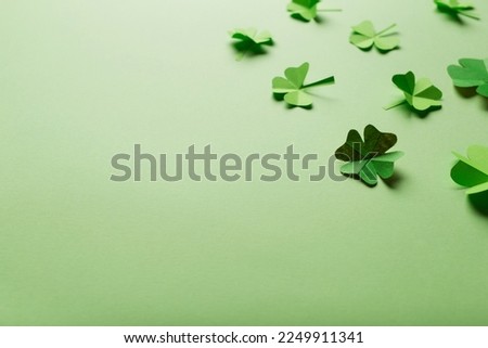 St. patrick's day. green background with clover leaves: shamrock and four-leafed. copy space. Paper craft.