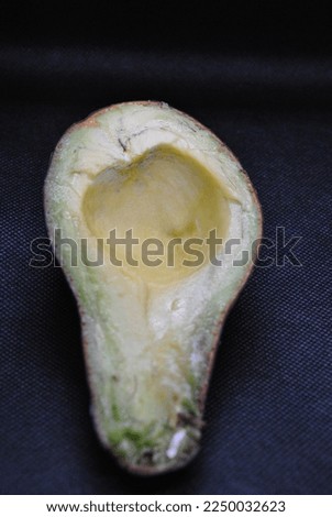 A ripe, sliced ​​avocado is ready to eat.