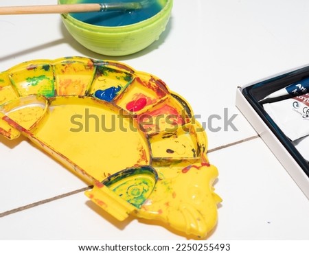Picture of a yellow pastic pallete for painting