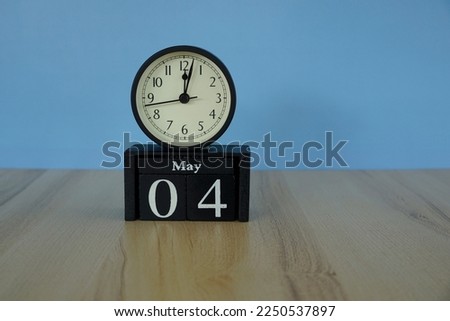 alarm clock with calendar cube date 4 May