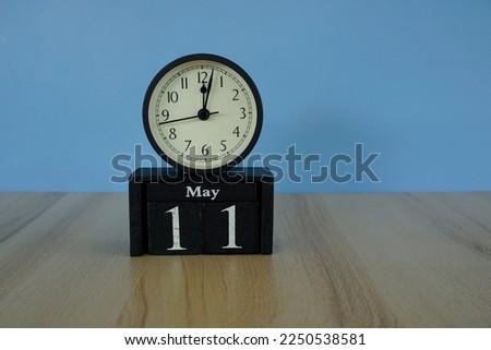 alarm clock with calendar cube date 11 May